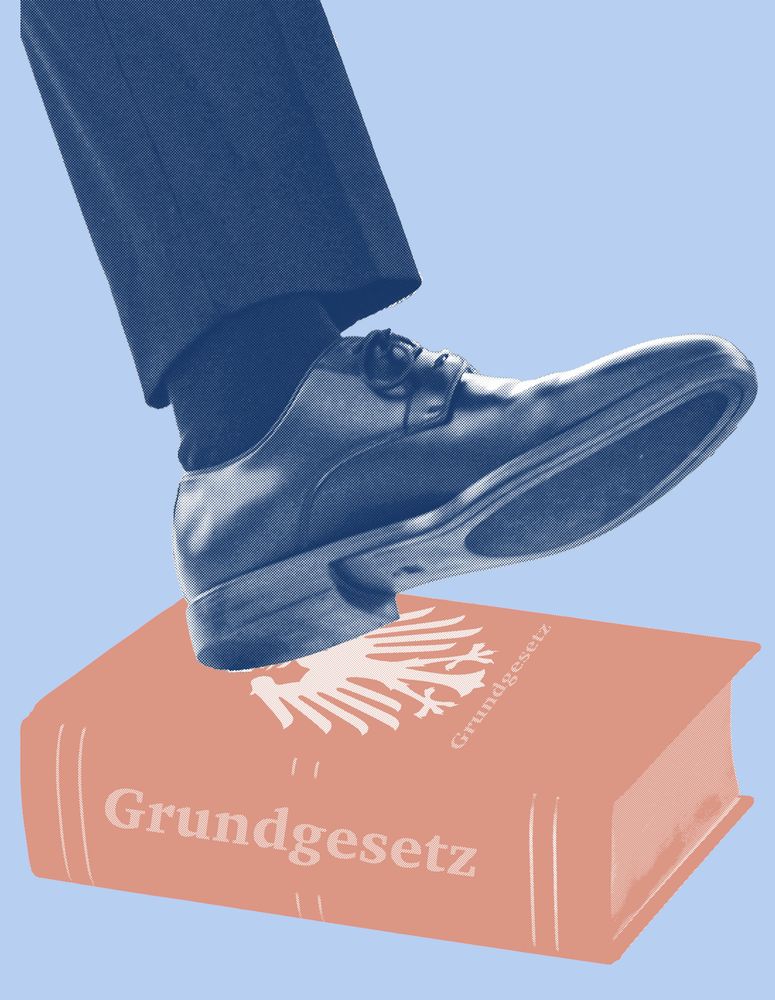 Ein Bein in Anzughose und Anzugschuh ist kurz davor auf ein Buch mit der Aufschrift Grundgesetz zu treten. Das Buch ist orange eingefärbt und das Bein, Schuh und Hintergrund blau.