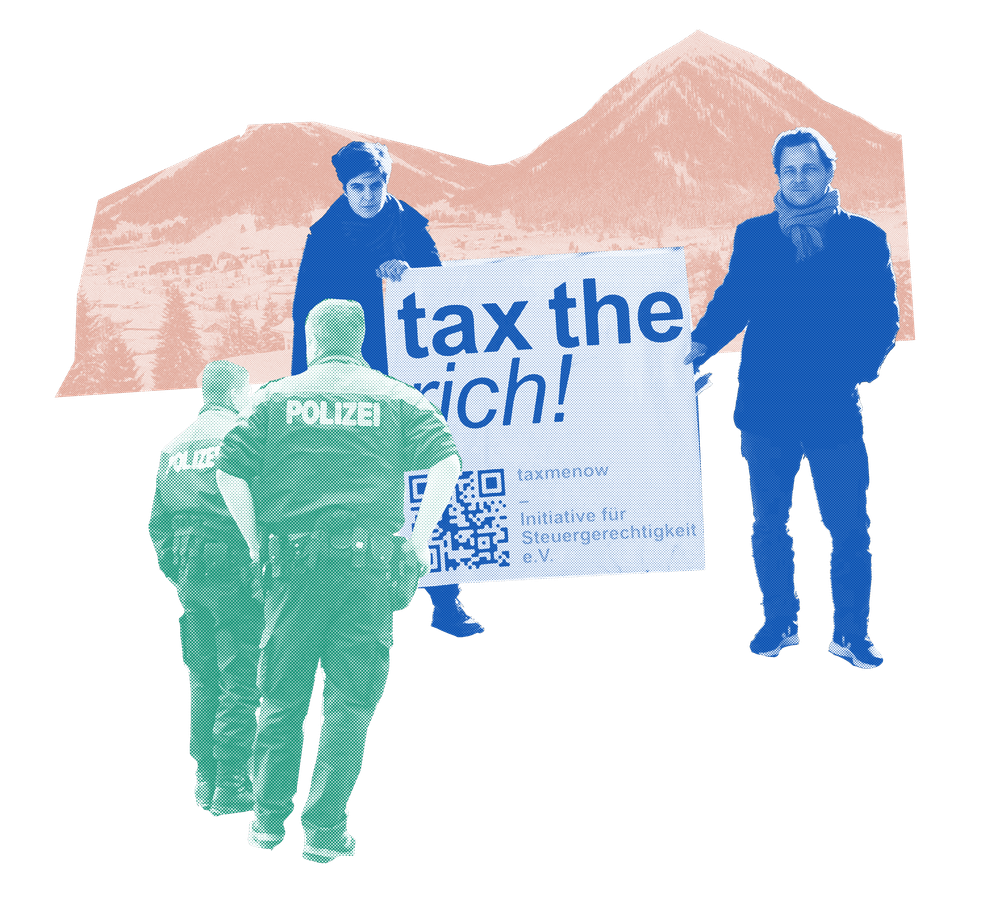 Eine blaues Fotostück von zwei Personen, welche ein Schild mit der Aufschrift "Tax the rich!" hochhalten. Davor stehen zwei grüne Polizist*innen. Im Hintergrund sind orange eingefärbte Berge.