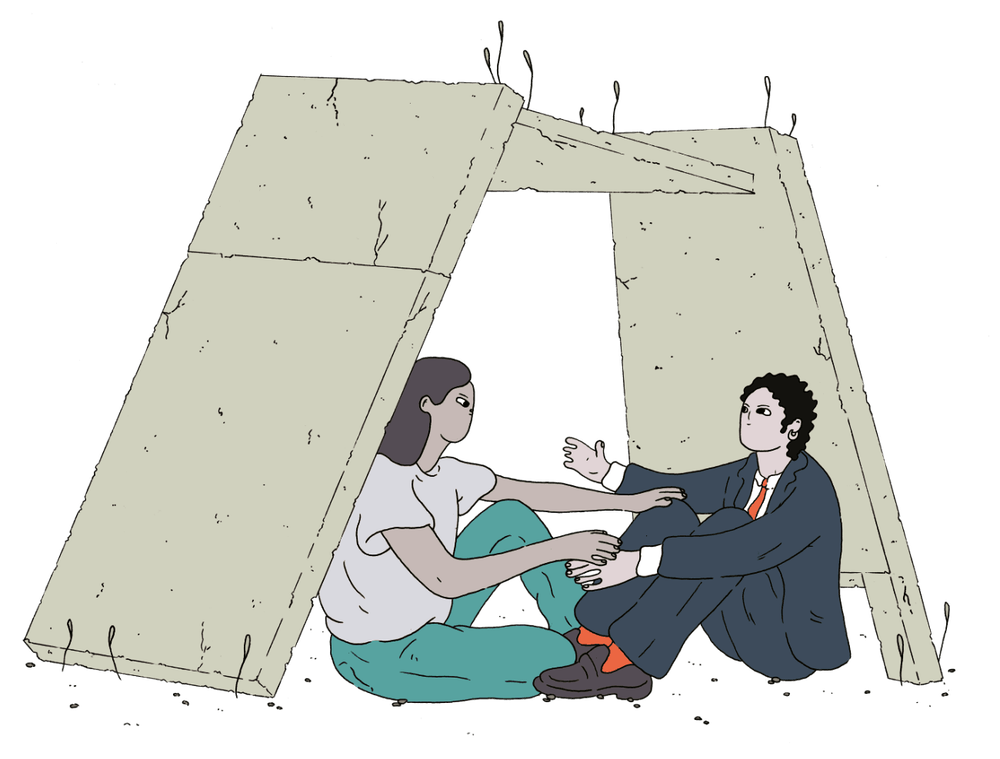 Zwei Personen sitzen unter einem dürftig zusammengezimmerten Dach und halten sich gegenseitig die Hände