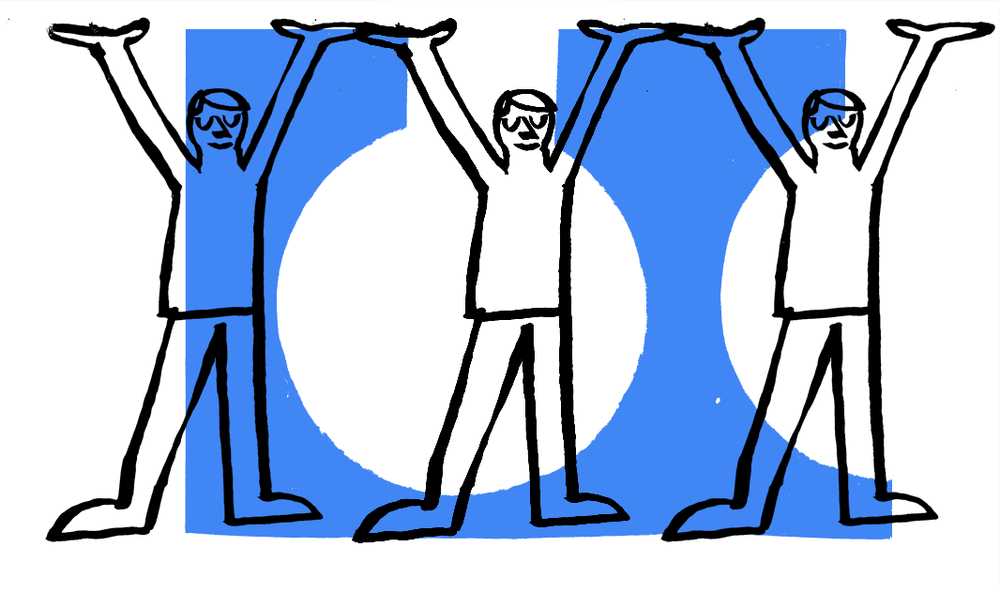 Drei Personen stehen mit den Armen nach oben und den Beinen breitbeinig, wie ein X nebeneinander. Im Hintergrund liegen zwei blaue Formen. 