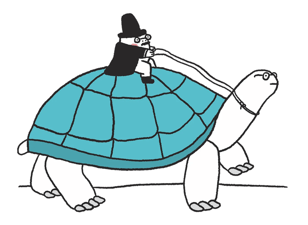 Ein kleiner Mann mit schwarzem Frack, Zylinder und dicker Intellektuellenbrille reitet auf einer Schildkröte.