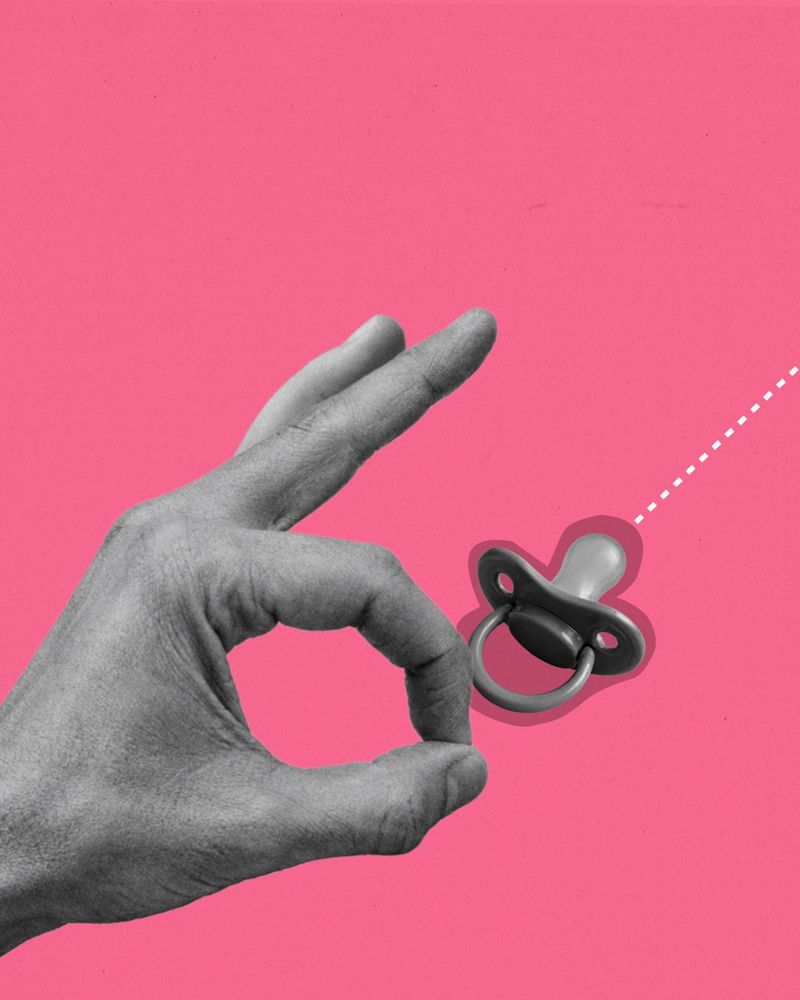 Hand setzt an, um Schnuller wegzuschnippen