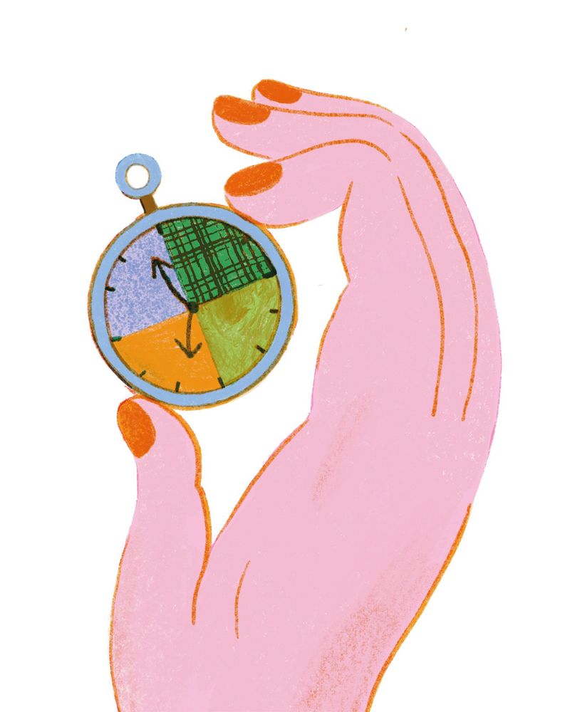 Eine Hand, die eine Taschenuhr hält. Das Ziffernblatt ist in vier Teile aufgeteilt.