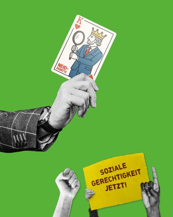 Eine Hand, die eine Karte mit dem König hält, darunter eine geballte Faust und Hände die ein Schild mit der Aufschrift "Soziale Gerechtigkeit jetzt" halten.