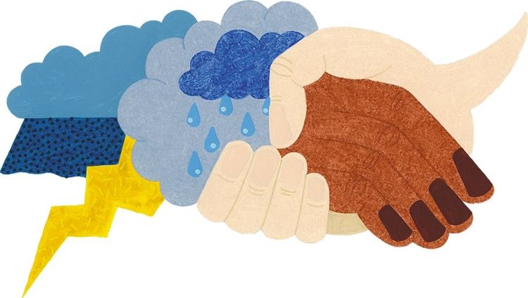 Eine Hand greift eine andere, die aus Gewitter- und Regenwolken herauskommt.