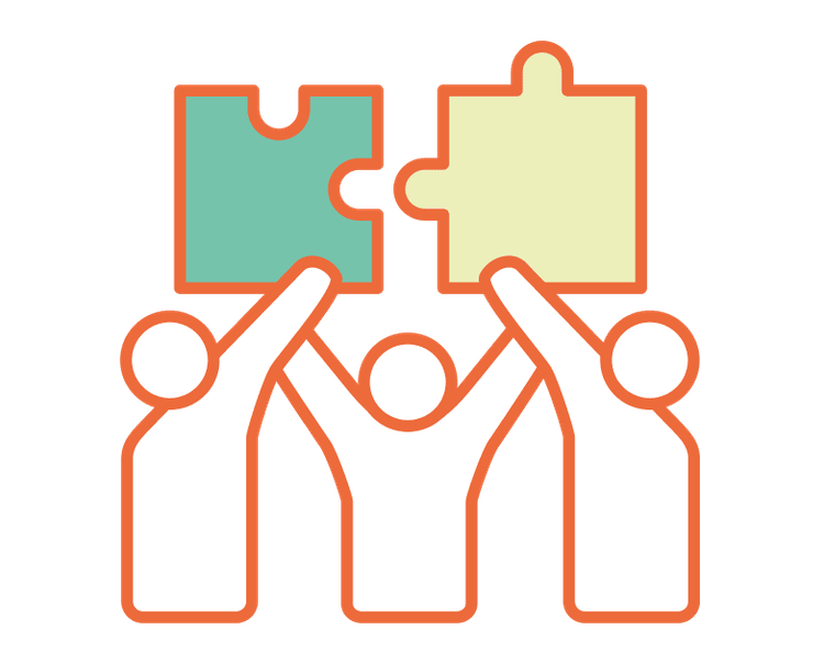 Orangefarbenes Liniensymbol für kooperative Teambuildingspiele: Drei stilisierte Personen mit erhobenen Armen stehen nebeneinander, wobei die äußeren beiden je ein Puzzleteil in türkis und hellgrün halten. Die beiden Puzzleteile passen zusammen und symbolisieren so gemeinsames Handeln und Zusammenarbeit im Team.
