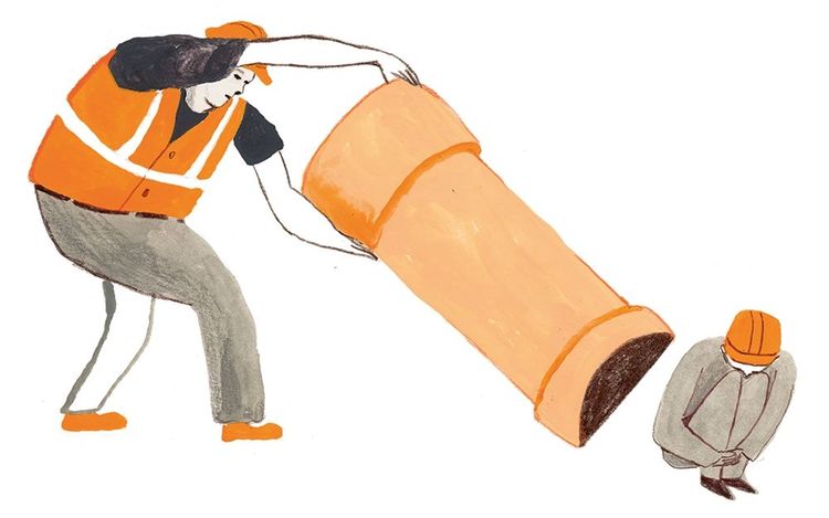 Ein Mann mit orangefarbener Warnweste schaut doch eine Röhre und sieht am anderen Menschen eine Person hocken.