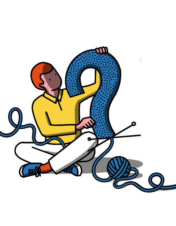 Eine Person, die im Schneidersitz auf dem Boden sitzt. Die Person hält ein Fragezeichen, dass aus einem Faden gestrickt ist zusammen. Ein Wollknäuel bildet den Punkt des Fragezeichens.