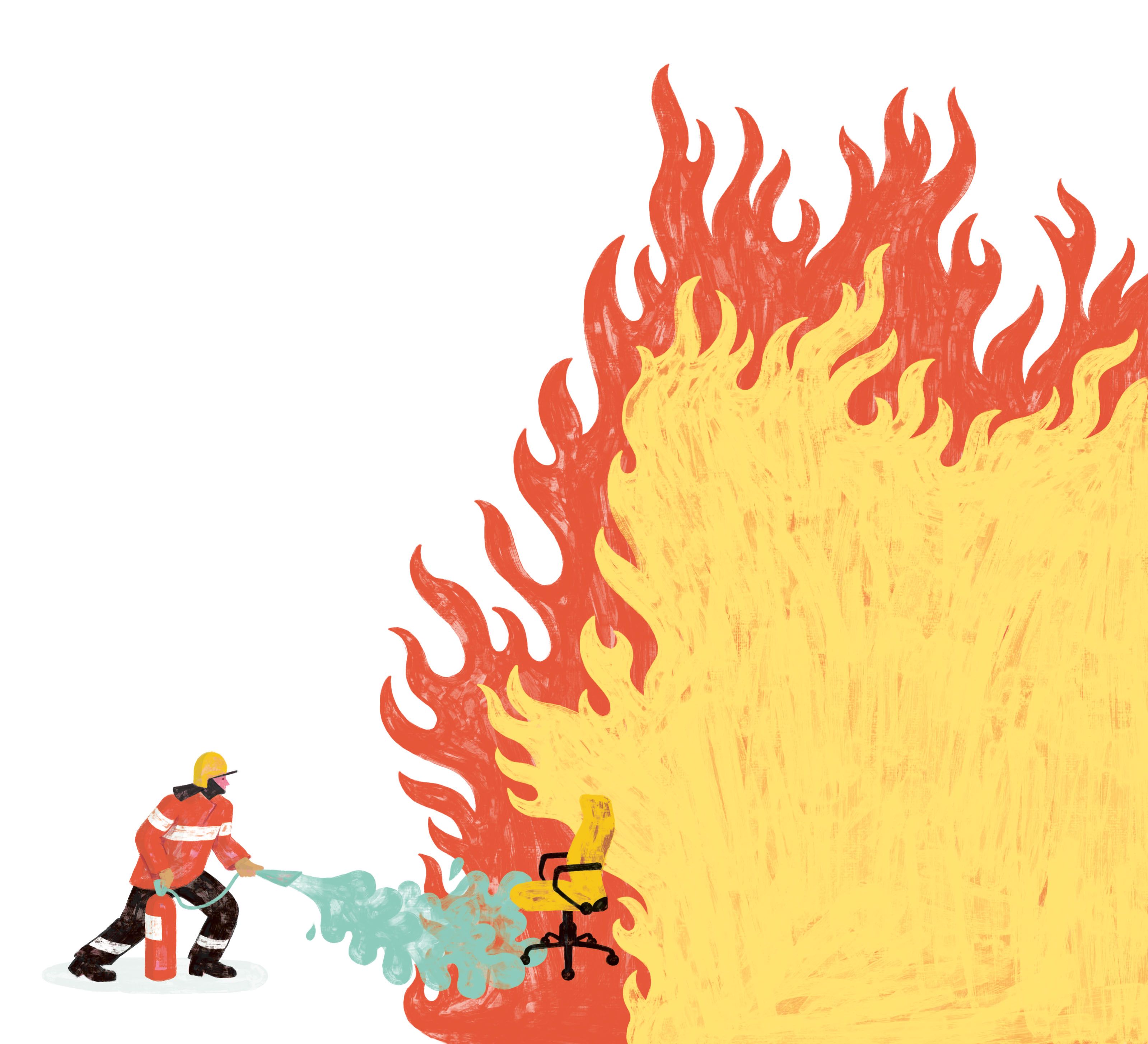 Ein Feuerwehrmann oder eine Feuerwehrfrau löscht einen brennenden Bürostuhl mit einem Feuerlöscher