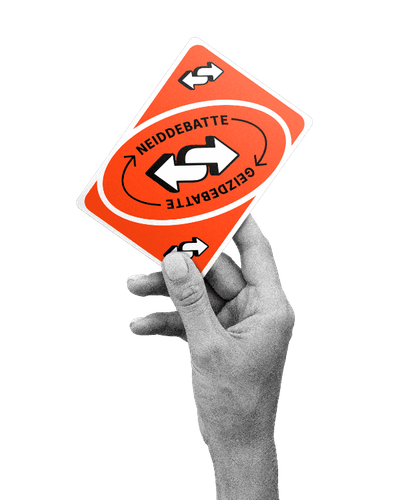 Eine Hand hält die Unokarte zum Umdrehen der Spielrichtung, auf der Neiddebatte und verkehrtherum Geizdebatte steht.