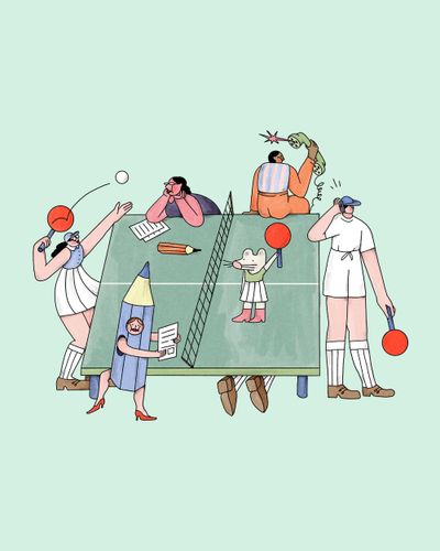 Eine Tischtennisplatte, um die verschiedene Figuren herumstehen.